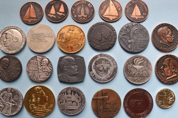 Медали — музею