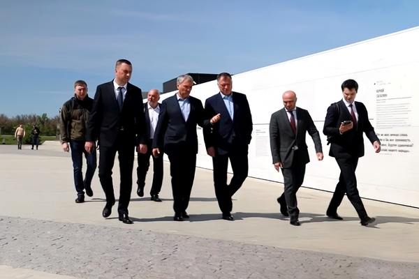 Вячеслав Володин и Марат Хуснуллин посетили Парк покорителей космоса им. Ю.А. Гагарина Вячеслав Володин и Марат Хуснуллин посетили Парк покорителей космоса им. Ю.А. Гагарина