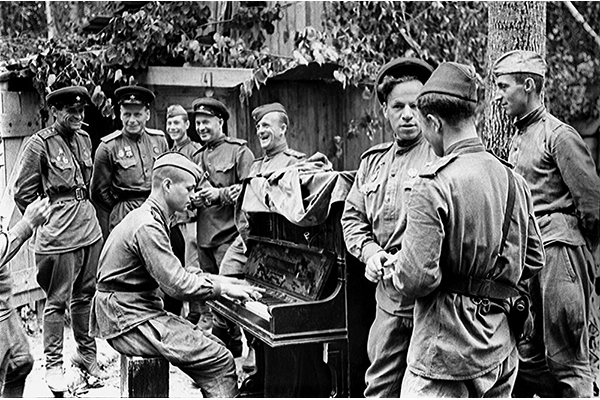 Кто сказал, что Музы молчат, когда говорят пушки?.. Кто сказал, что Музы молчат, когда говорят пушки?..