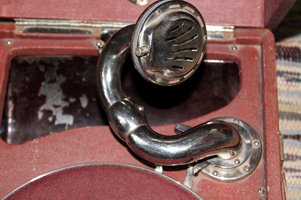 «Играет старый патефон мелодии забытых песен…»