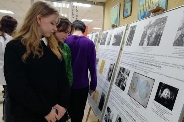 Выставка «Служили два товарища» в библиотеке №37 г. Саратова