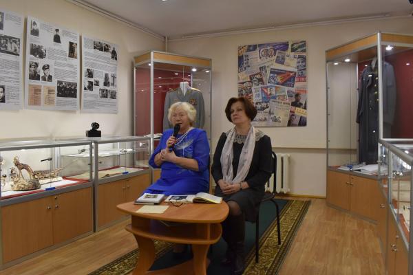 Знакомство с семейным альбомом Знакомство с семейным альбомом