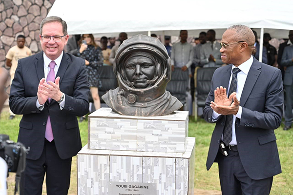 «Орбита дружбы»: в столице Демократической Республики Конго городе Киншасе установили бюст Юрия Гагарина «Орбита дружбы»: в столице Демократической Республики Конго городе Киншасе установили бюст Юрия Гагарина