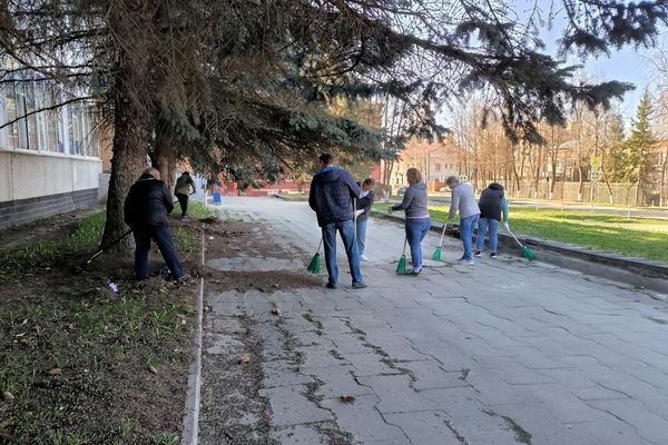 Работать и жить культурно: сотрудники Музея-заповедника Ю.А. Гагарина вышли на весенний субботник