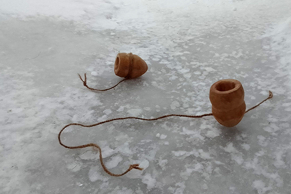 Русская народная игра кубарь Русская народная игра кубарь