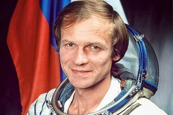 Авдеев Сергей Васильевич. Космонавт № 74/277