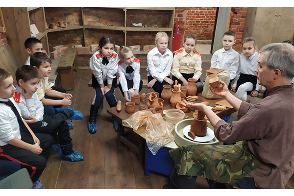 «Не боги горшки обжигают» «Не боги горшки обжигают»