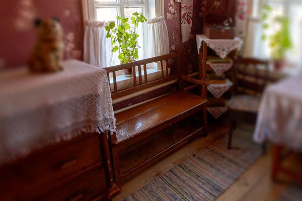 Буфет и диван