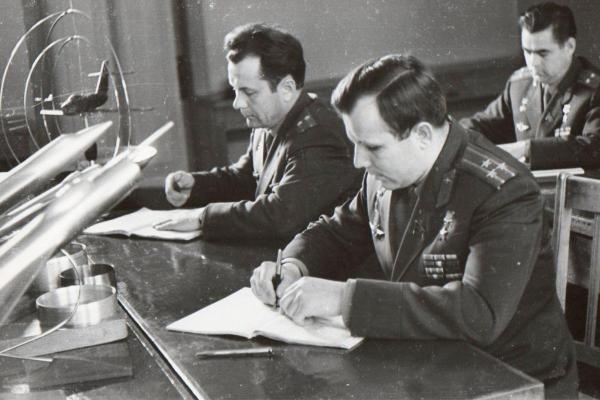 Ю.А. Гагарин. Образованием через всю жизнь Ю.А. Гагарин. Образованием через всю жизнь