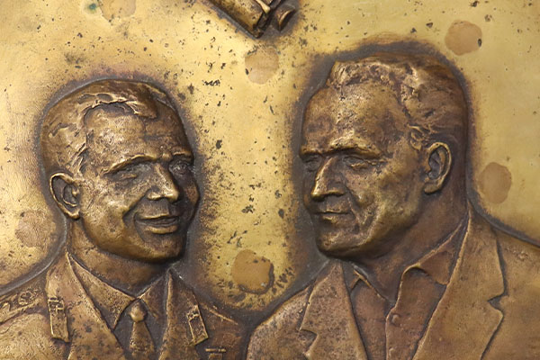 А.М. Мосийчук Двусторонняя медаль. Аверс «Королев и Гагарин»