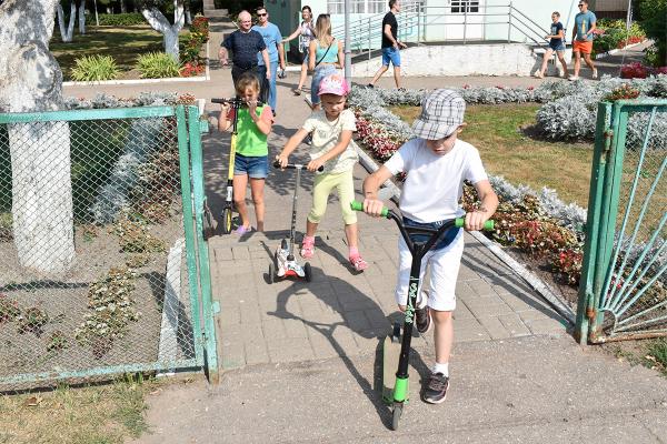 «С Гагариным на самокате…» «С Гагариным на самокате…»